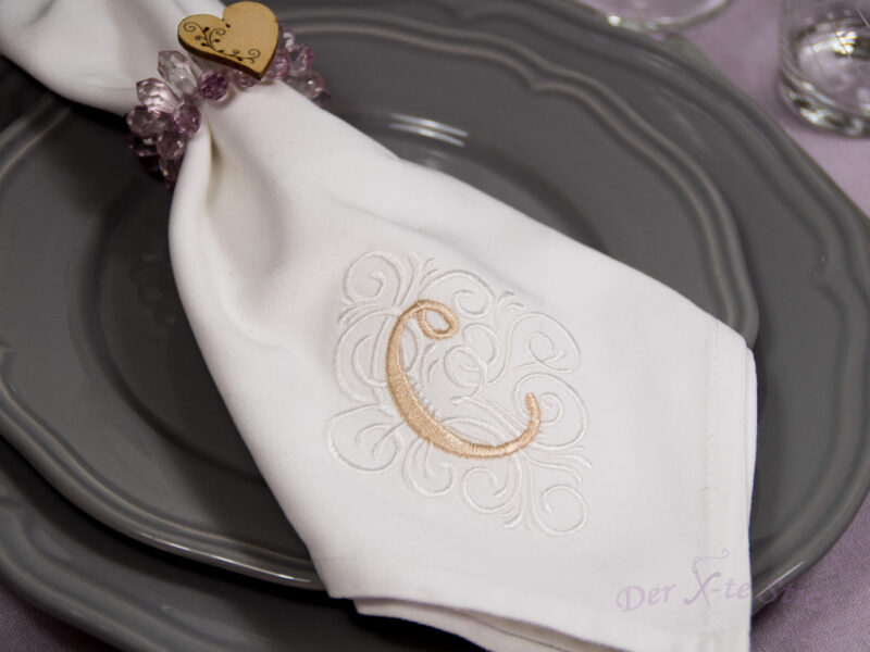 Feine Damastserviette mit gesticktem Monogramm #1