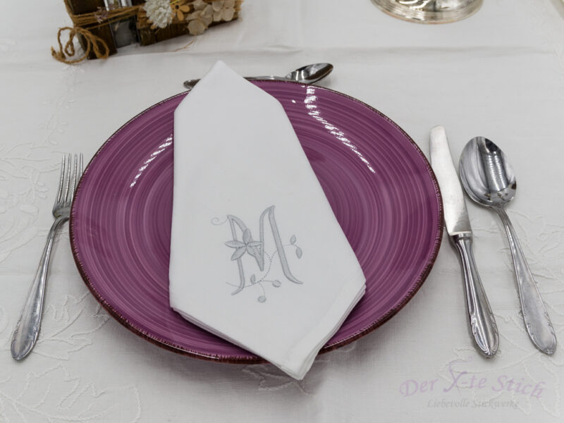 Feine Damastserviette mit gesticktem Monogramm #3