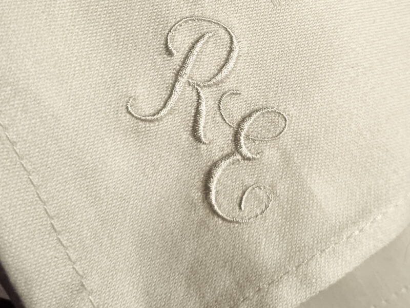 Feine Damastserviette mit gesticktem Monogramm #5